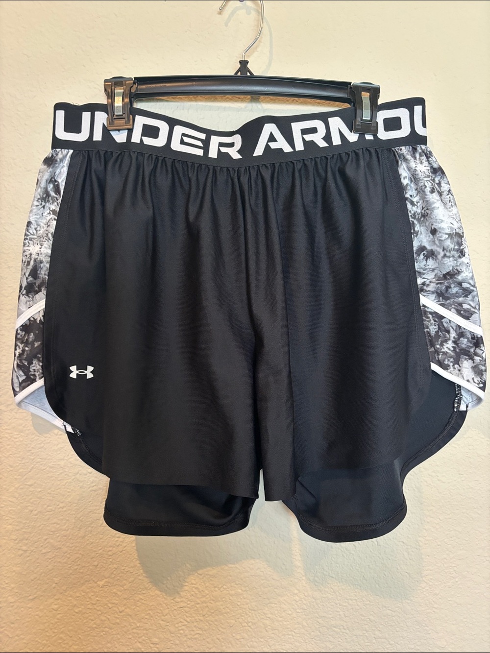 1X Under Armour Black Athletic Shorts with Marble Accent Panels